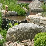 vodní kaskáda,vodní prvek,valouny,vodní rostliny,okrasné kameny, zahradní jezírko